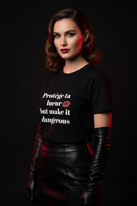 Femme fatale portant le t-shirt noir