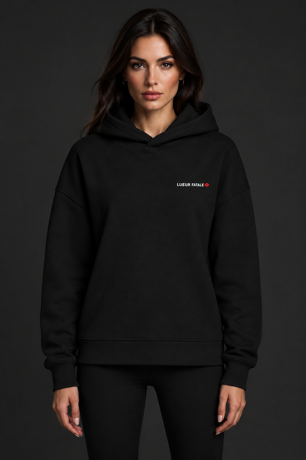 Femme portant le sweat noir sans poche