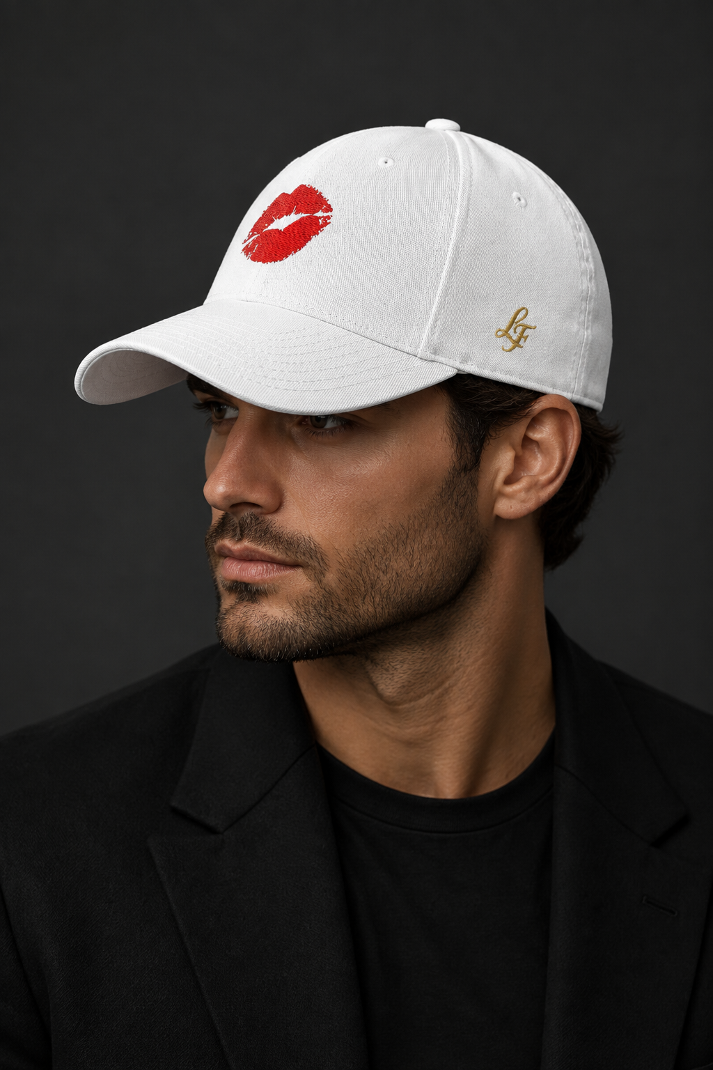 Homme portant la casquette blanche Lueur Fatale