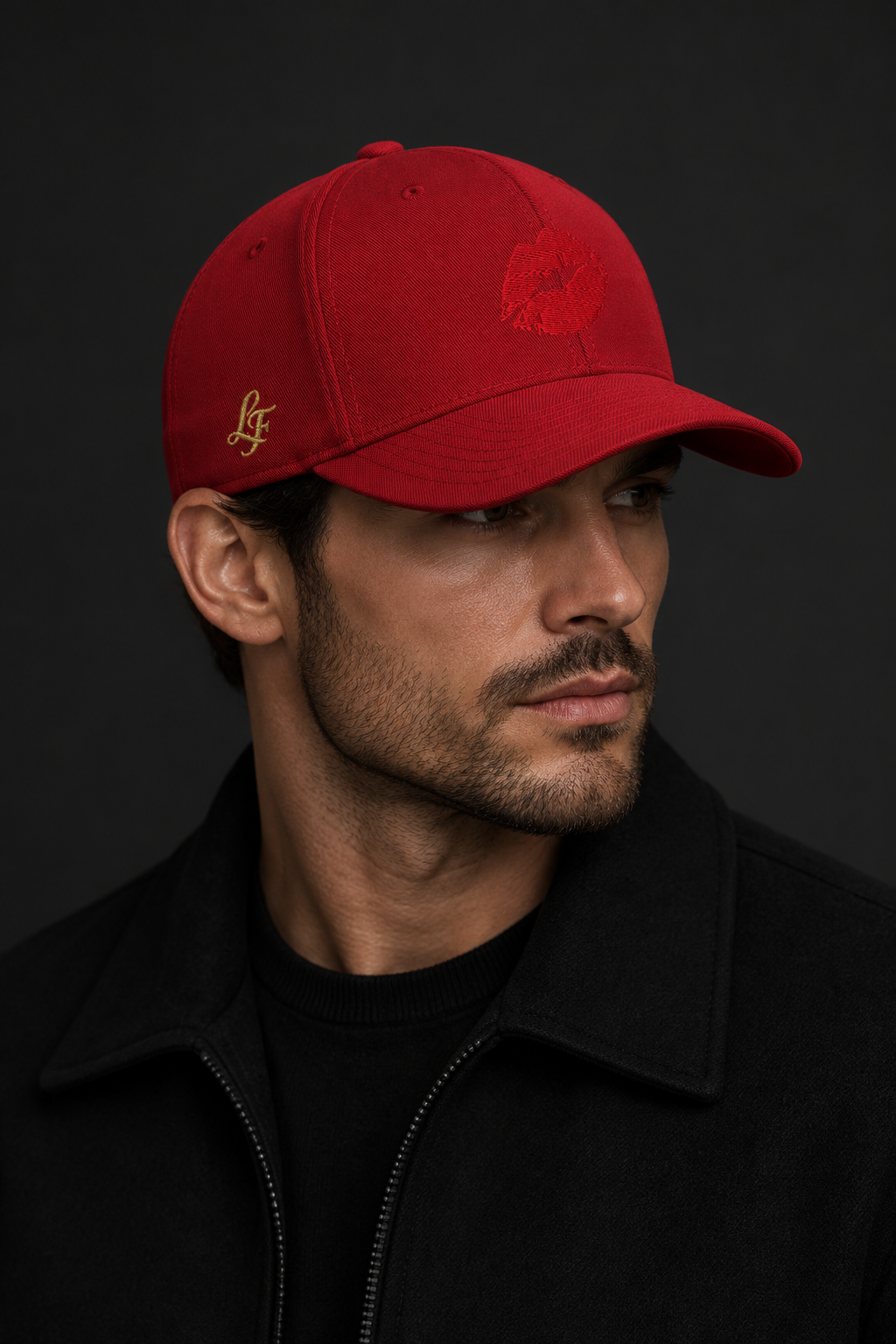 Homme portant la casquette rouge Lueur Fatale