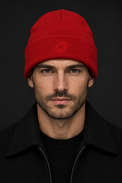 Homme portant le bonnet rouge aux lèvres brodées ton sur ton