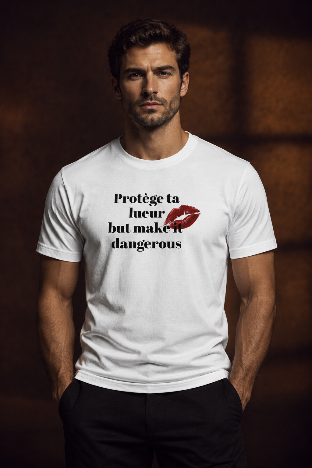 Homme portant le t-shirt blanc Lueur Interdite