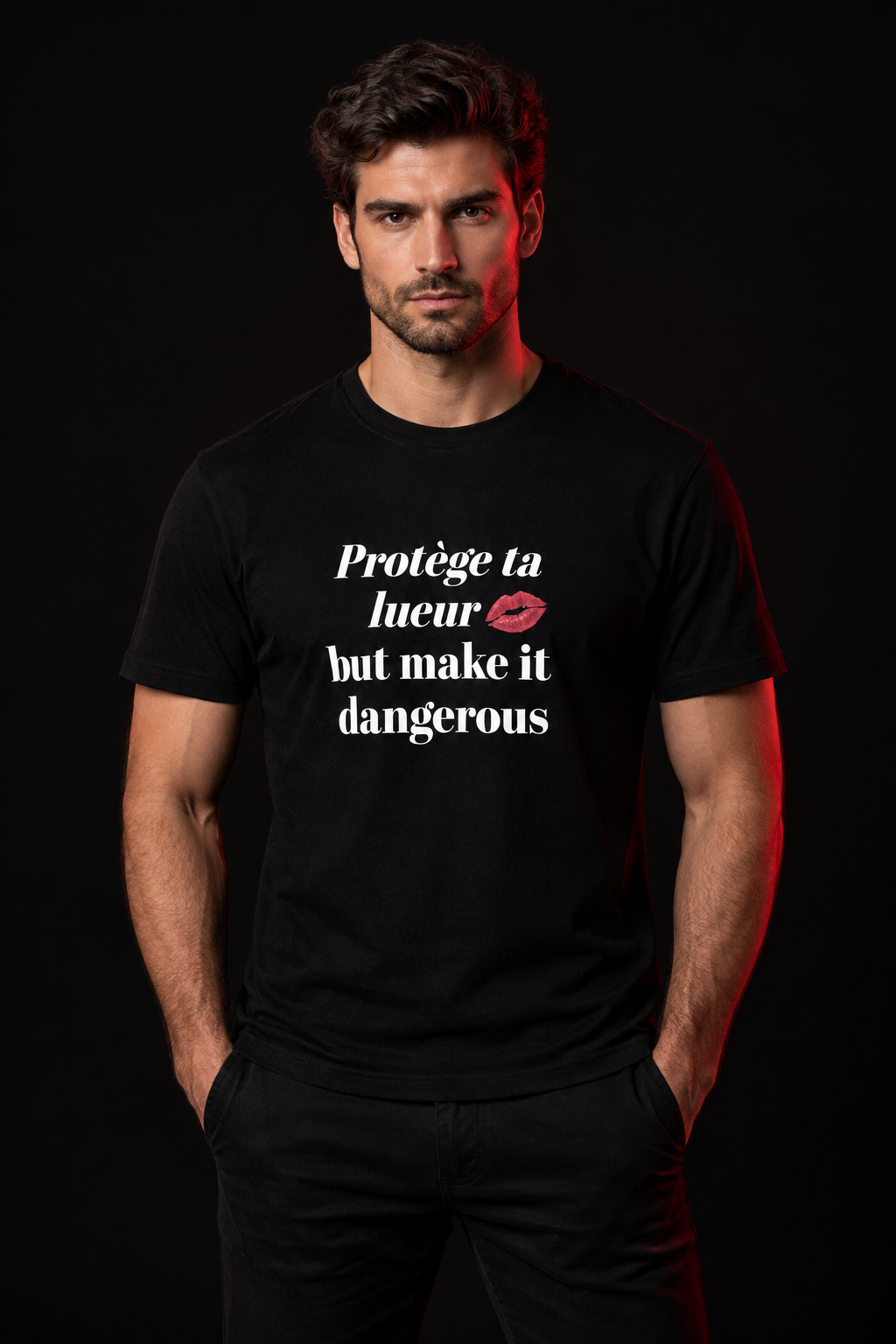 Homme portant le t-shirt noir Lueur Interdite